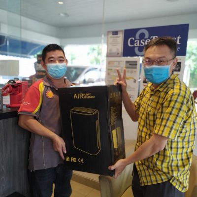 a customer with air purify machine