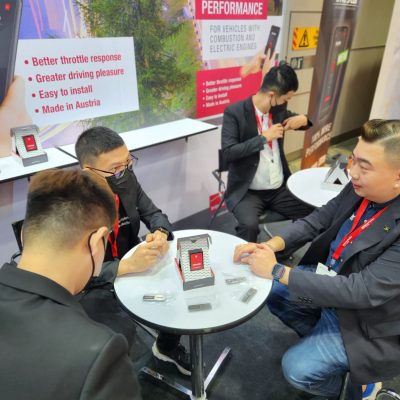 insterstar-team-discuss